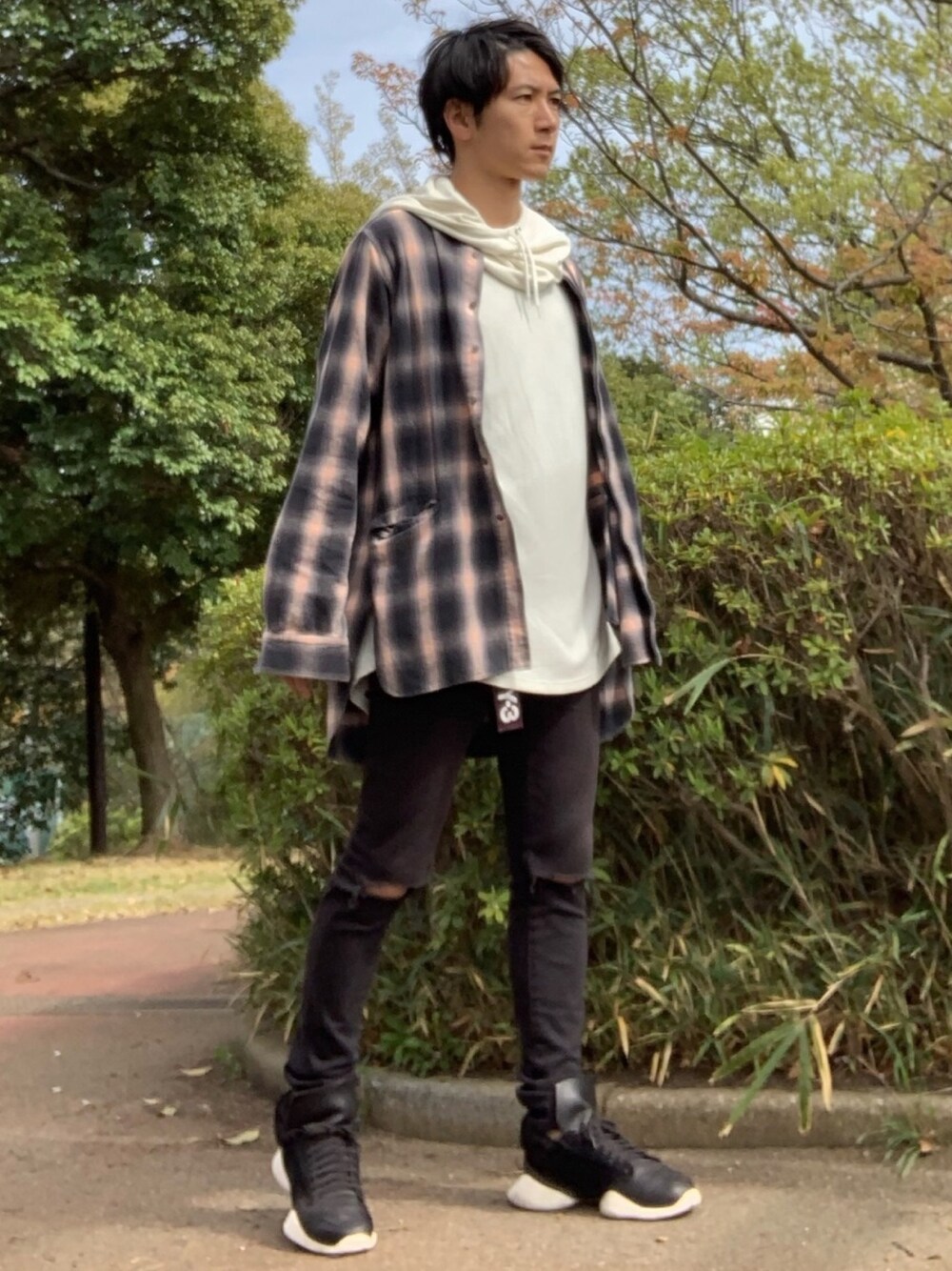 ホワイト系のパーカー、ピンク系のシャツ/ブラウス、ブラック系のデニムパンツを着用したメンズの春コーディネートの1枚目の写真
