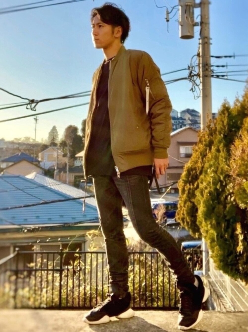 グリーン系のMA-1、ブラック系のTシャツ/カットソー、ブラック系のデニムパンツを着用したメンズの冬コーディネートの1枚目の写真