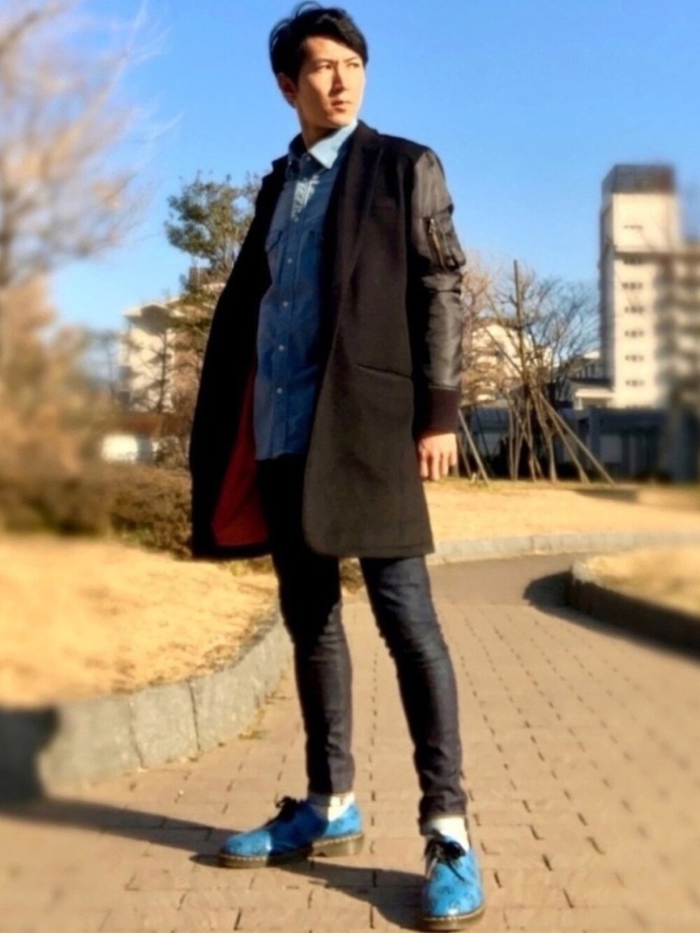 ブラック系のジャケット/アウター、ブルー系のデニムパンツ、ブルー系のシャツ/ブラウスを着用したメンズの冬コーディネートの1枚目の写真
