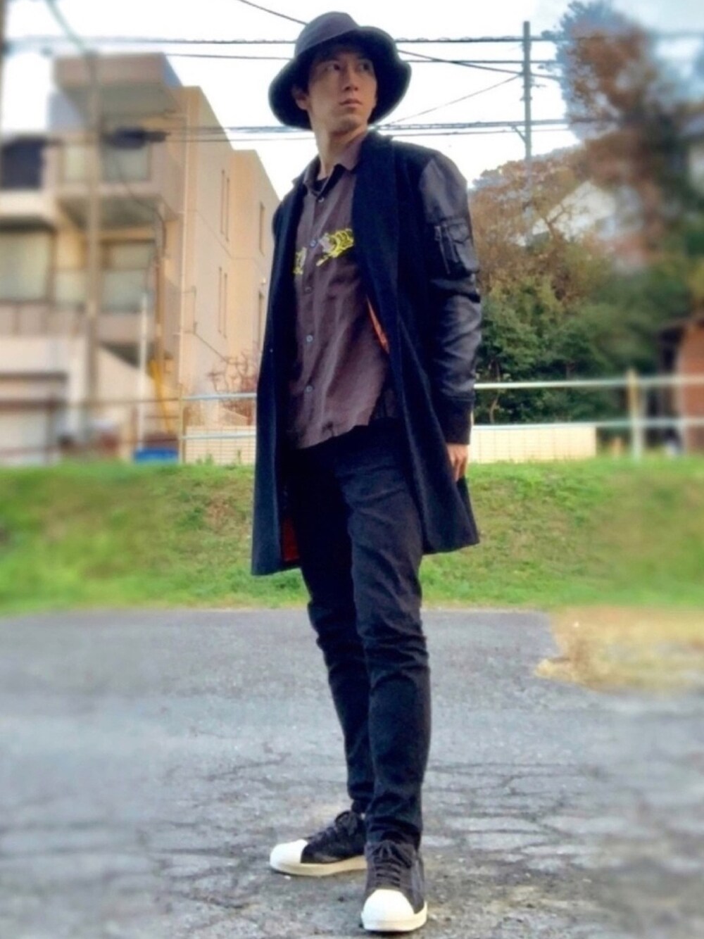 ブラック系のジャケット/アウター、ブラック系のデニムパンツ、ブラック系のスニーカーを着用したメンズの秋コーディネートの1枚目の写真