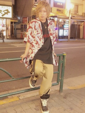「DANKE SCHON（ダンケシェーン）のアイテム（チノパンツ）」を使った、華神 集也さん（メンズ・173cm）の秋コーディネート
