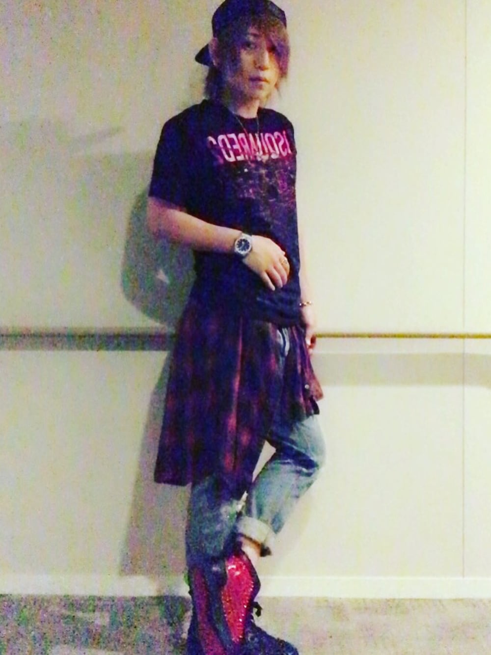 「アメカジ、カジュアル、ホスト、ファッション」｜「DSQUARED2のアイテム（Tシャツ/カットソー、ブラック系）」を使った、華神 集也さん（メンズ・173cm）の秋コーディネートの1枚目の写真