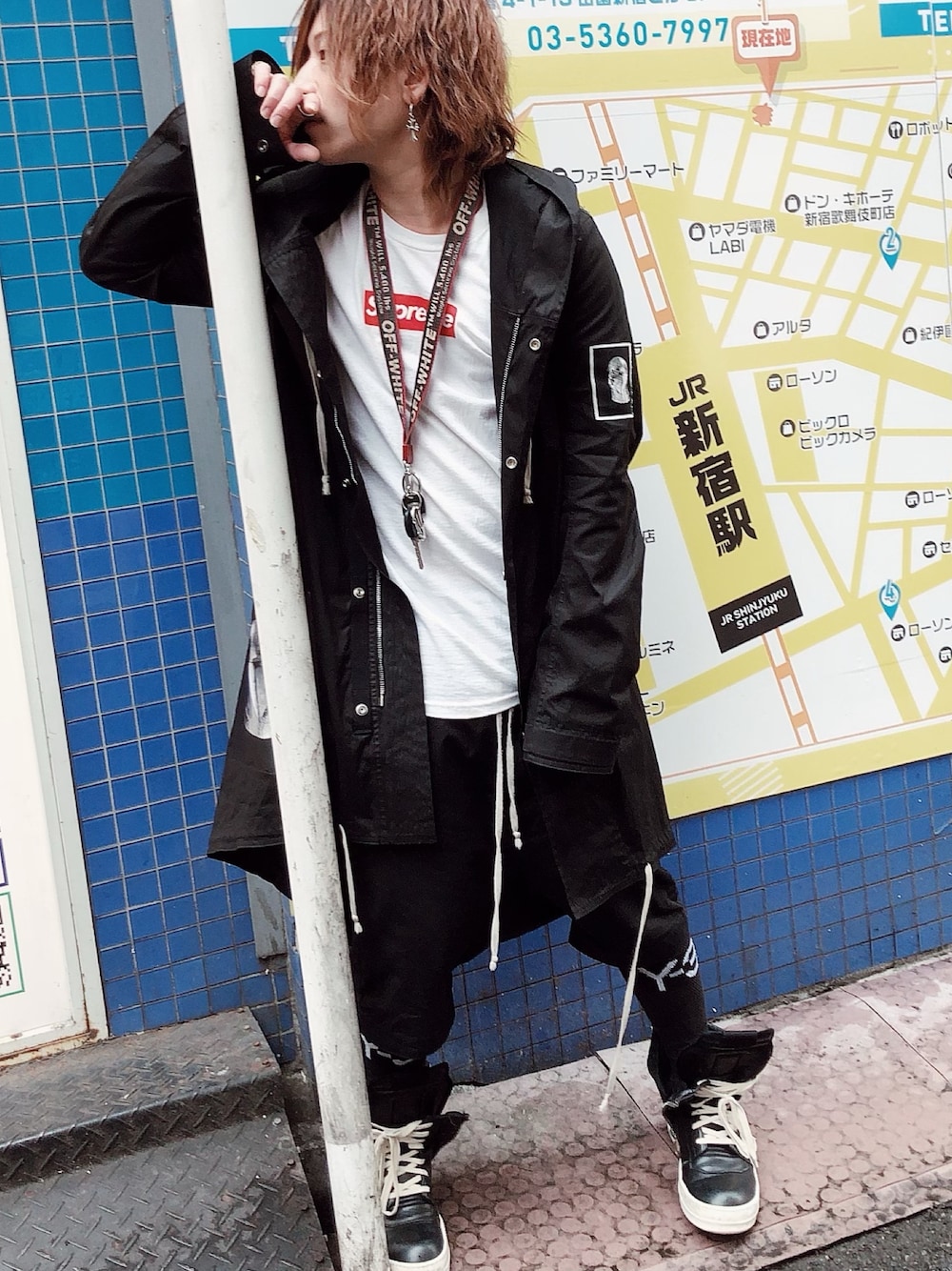 「リックオウエンス、モード、ストリート、コーデ、冬、イケメン、カリスマ」｜「Rick Owensのアイテム（スニーカー、ブラック系）」を使った、華神 集也さん（メンズ・173cm）の秋コーディネートの1枚目の写真