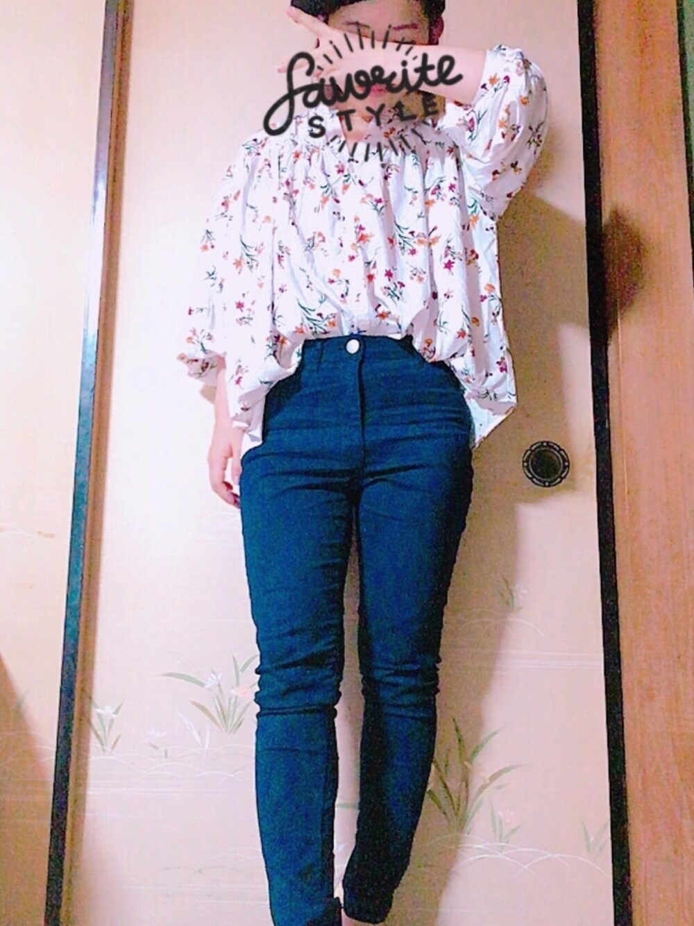 ホワイト系のシャツ/ブラウス、ブルー系のその他パンツ、ブラック系のパンプスを着用したレディースの秋コーディネートの1枚目の写真