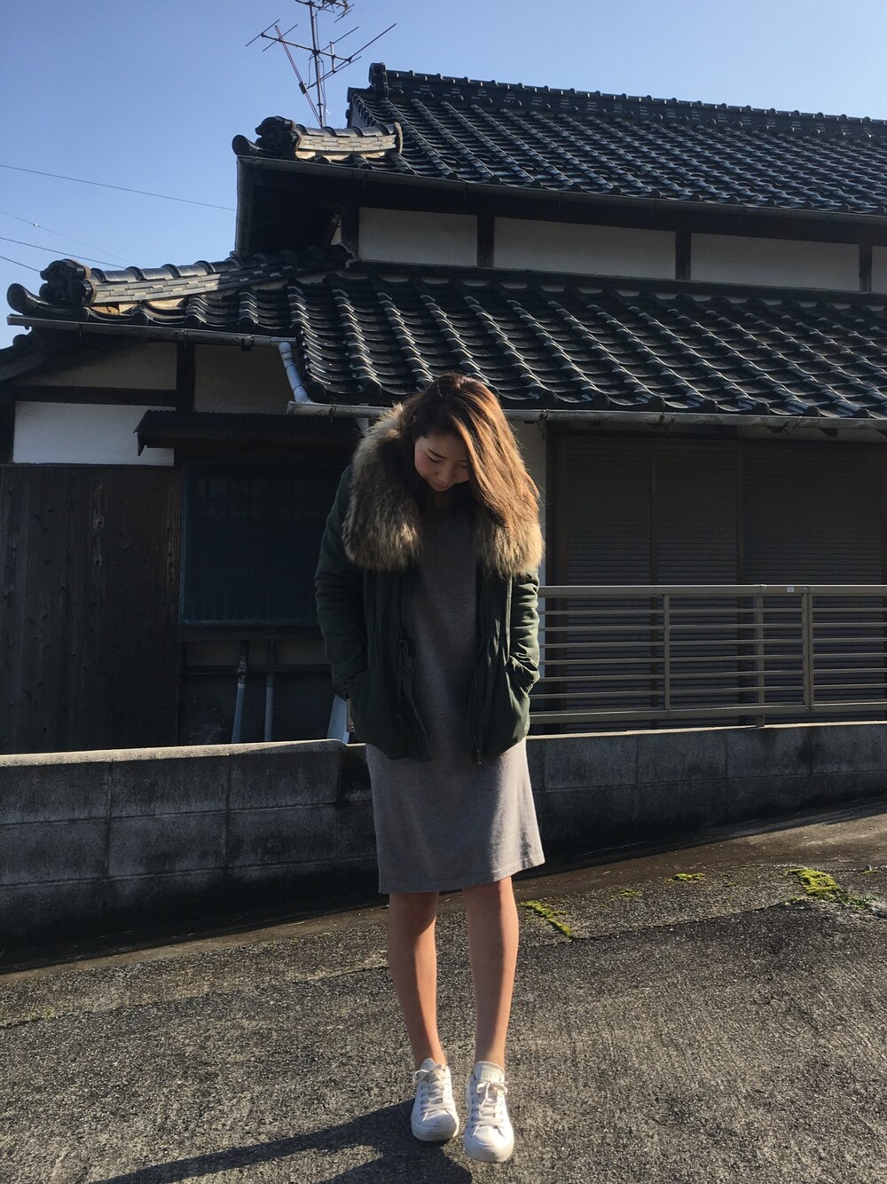 「AMBIENTの【WEB SHOP限定アイテム】ｶｼﾐﾔﾀｯﾁVﾈｯｸﾜﾝﾋﾟｰｽ（ワンピース、グレー系）」を使った、にゃんさん（レディース・166cm）の冬コーディネートの1枚目の写真