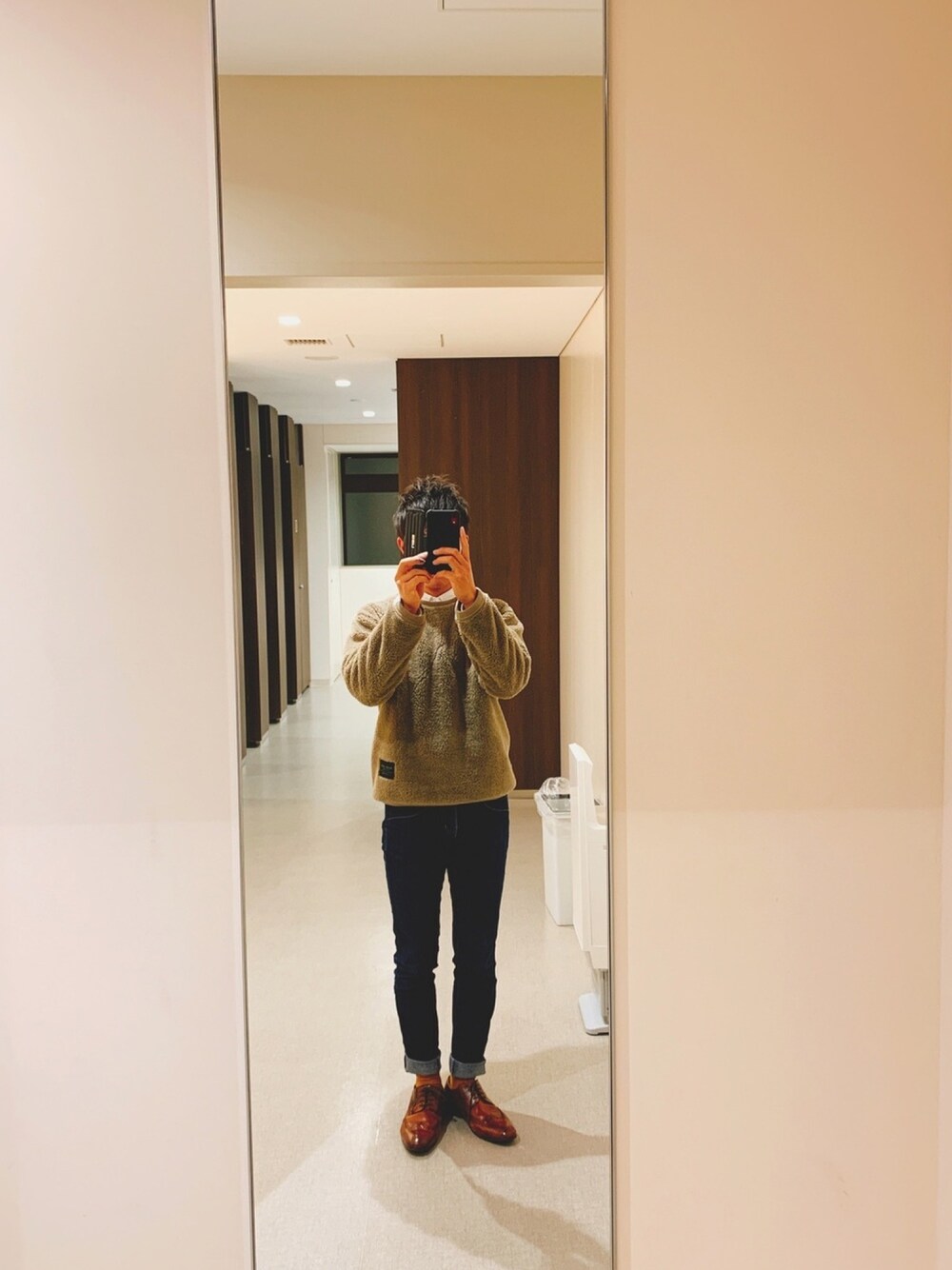 ブラウン系のTシャツ/カットソー、ホワイト系のシャツ/ブラウス、イエロー系のソックス/靴下を着用したメンズの冬コーディネートの1枚目の写真