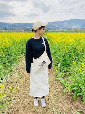 「アイテム（デニムスカート、ホワイト系）」を使った、tomicoさん（レディース・166cm）の春コーディネート
