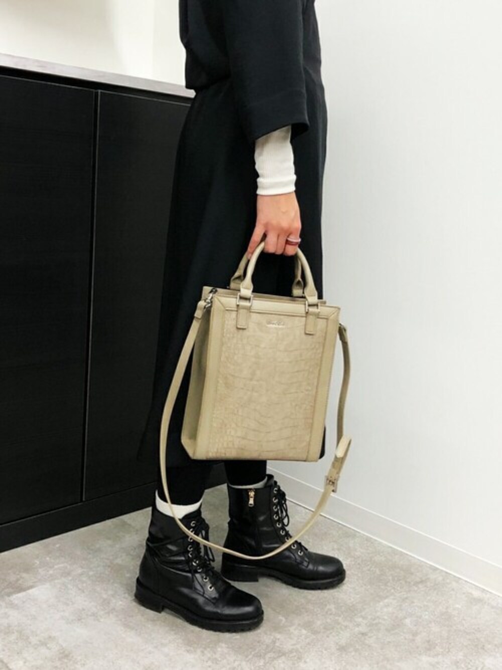 グレー系のトートバッグを着用したレディースの冬コーディネートの1枚目の写真