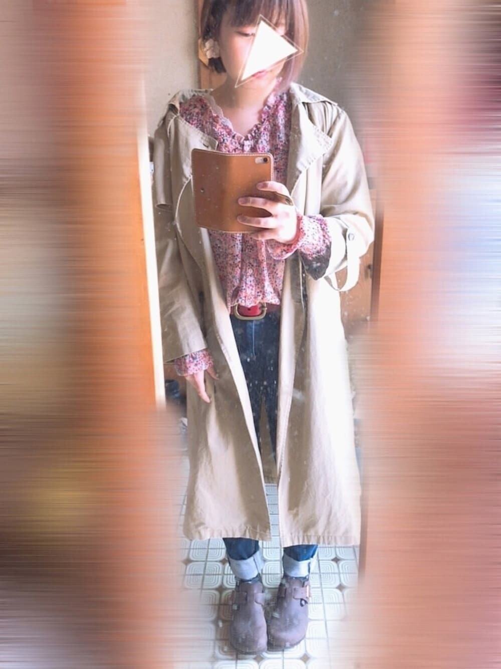 ベージュ系のトレンチコート、ピンク系のシャツ/ブラウス、ホワイト系のタンクトップを着用したレディースの春コーディネートの1枚目の写真