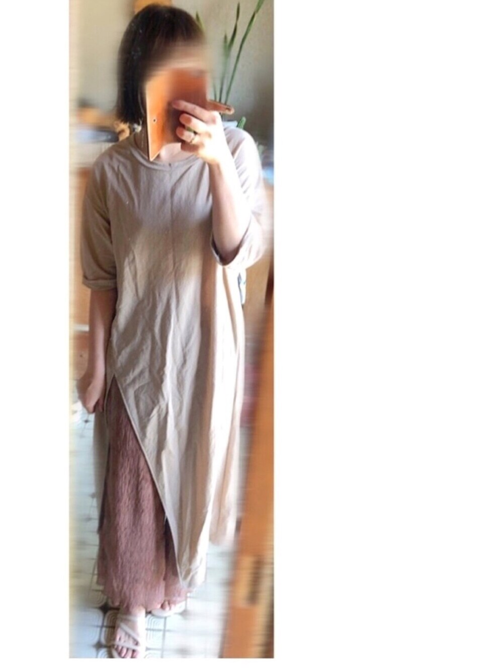 ベージュ系のワンピース/ドレス、ブラウン系のその他パンツ、ベージュ系のサンダルを着用したレディースの秋コーディネートの1枚目の写真