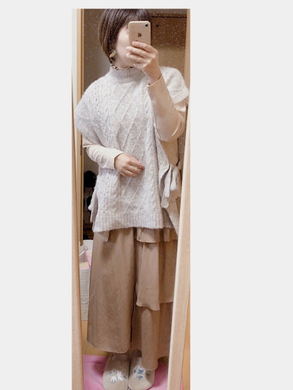 ベージュ系のTシャツ/カットソー、ブラウン系のスカート、ブラウン系のスカートを着用したレディースの春コーディネートの1枚目の写真