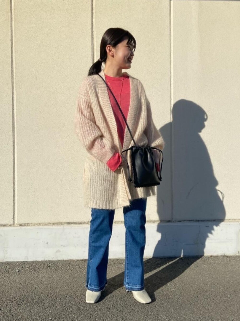 「カーディガン、トレンド、リラックス、シューズ、デニムパンツ、Tシャツ/カットソー、👟バッグ、ニット/セーター、ぱんつ」｜「BEAUTY&YOUTH UNITED ARROWSのBY スクエアトゥセンターライン ブーツ（ブーツ、ホワイト系）」を使った、大瀧さん（レディース・154cm）の冬コーディネートの1枚目の写真