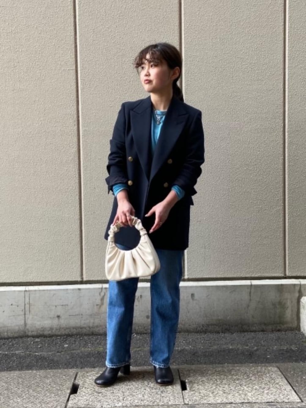 「トレンド、シューズ、デニムパンツ、Tシャツ/カットソー、SPRING OUTER STYLE、👟バッグ、ベーシック/トラッド、ぱんつ」｜「BEAUTY&YOUTH UNITED ARROWSのBY TRADITIONAL ダブルジャケット（テーラードジャケット、ブルー系）」を使った、大瀧さん（レディース・154cm）の冬コーディネートの1枚目の写真