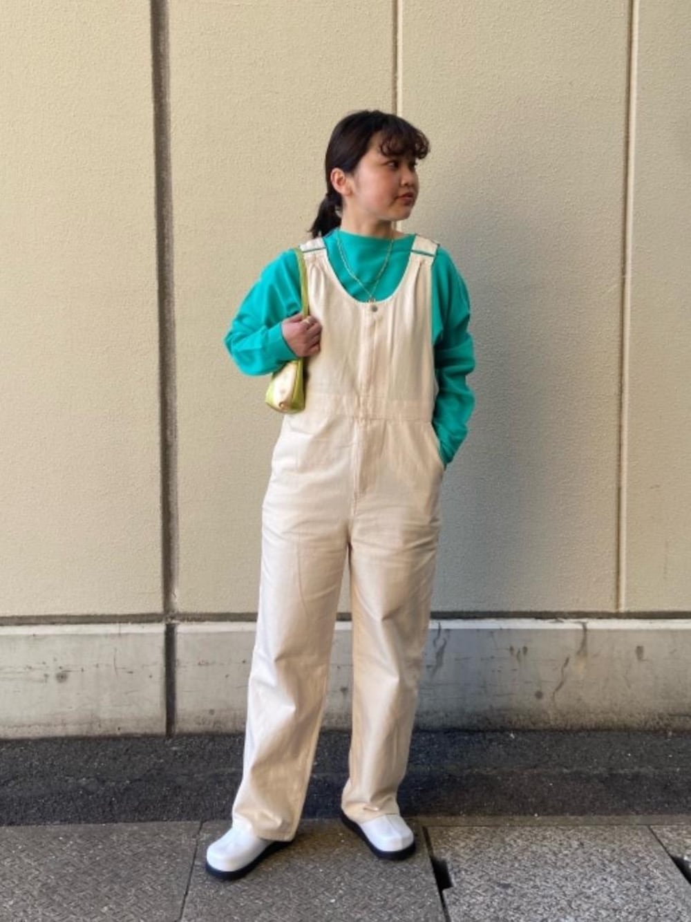 「カーディガン、トレンド、オールインワン、ストリート、シューズ、SPRING KNIT STYLE、👟バッグ、ニット/セーター」｜「BEAUTY&YOUTH UNITED ARROWSのBY コインネックレス -3WAY-（ネックレス、シルバー系）」を使った、大瀧さん（レディース・154cm）の冬コーディネートの1枚目の写真