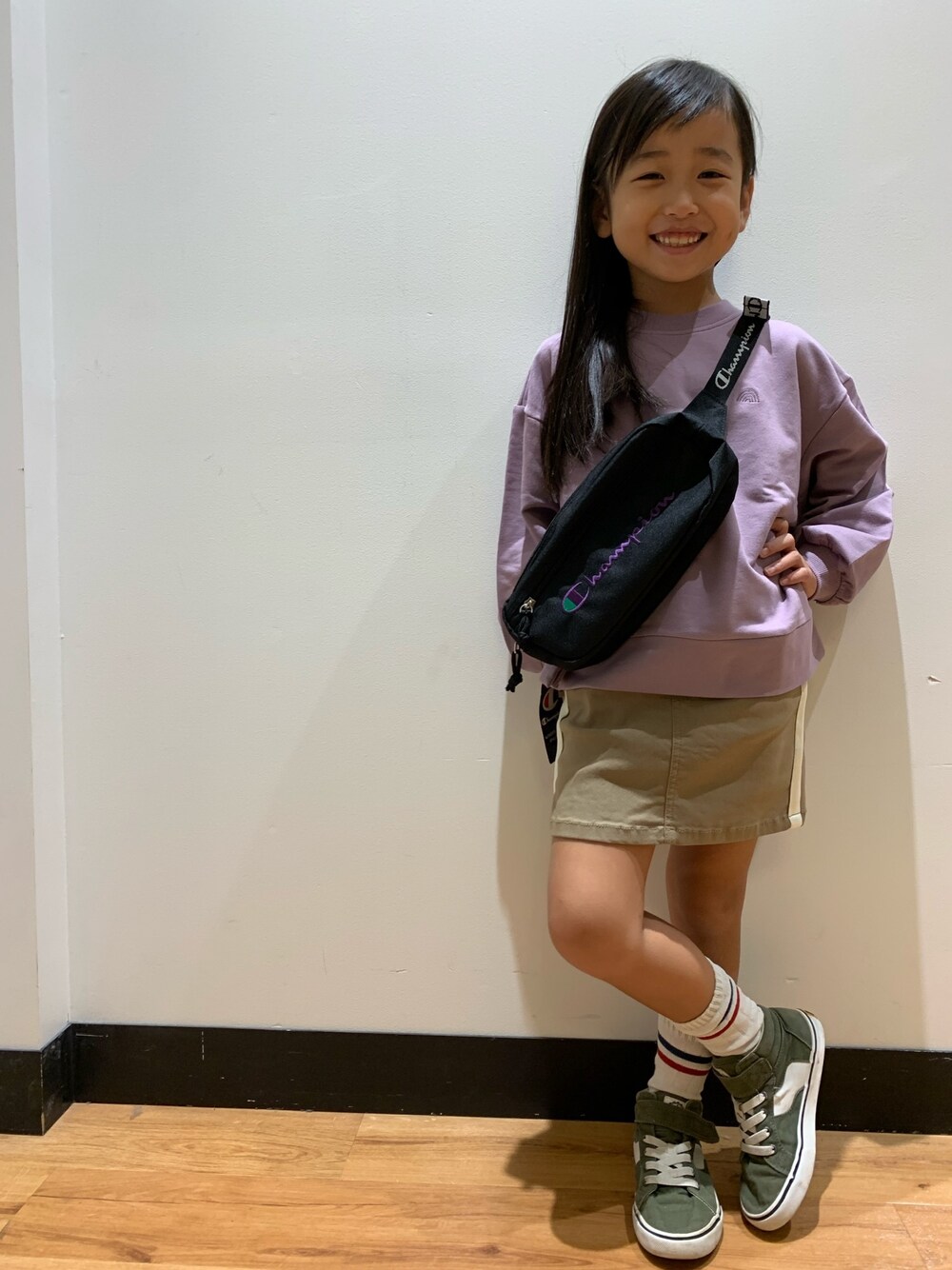 「女の子、キッズコーデ、トレーナー、くすみカラー、Right-on」｜「Right-onのアイテム（ショルダーバッグ、ブラック系）」を使った、coconaさん（キッズ・110cm）の秋コーディネートの1枚目の写真