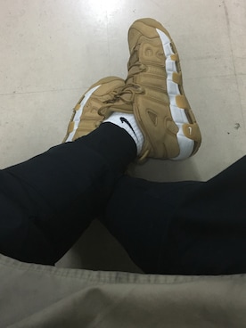 パン屋のスニーカー店員さん（メンズ・180cm）の春コーディネート