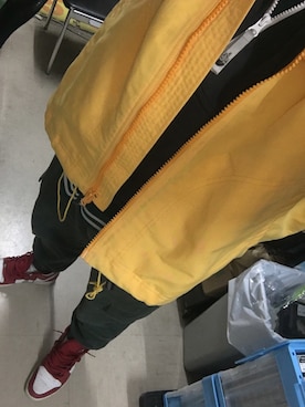 「Carhartt（カーハート）のアイテム（ナイロンジャケット）」を使った、パン屋のスニーカー店員さん（メンズ・180cm）の秋コーディネート