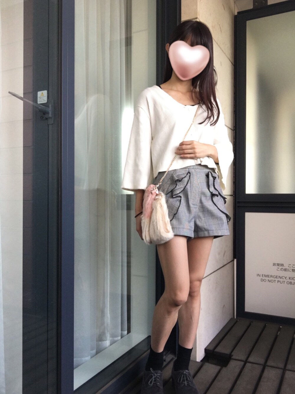 ピンク系のハンドバッグ、ブラック系のパンツ、ホワイト系のカーディガン/ボレロを着用したレディースの秋コーディネートの1枚目の写真