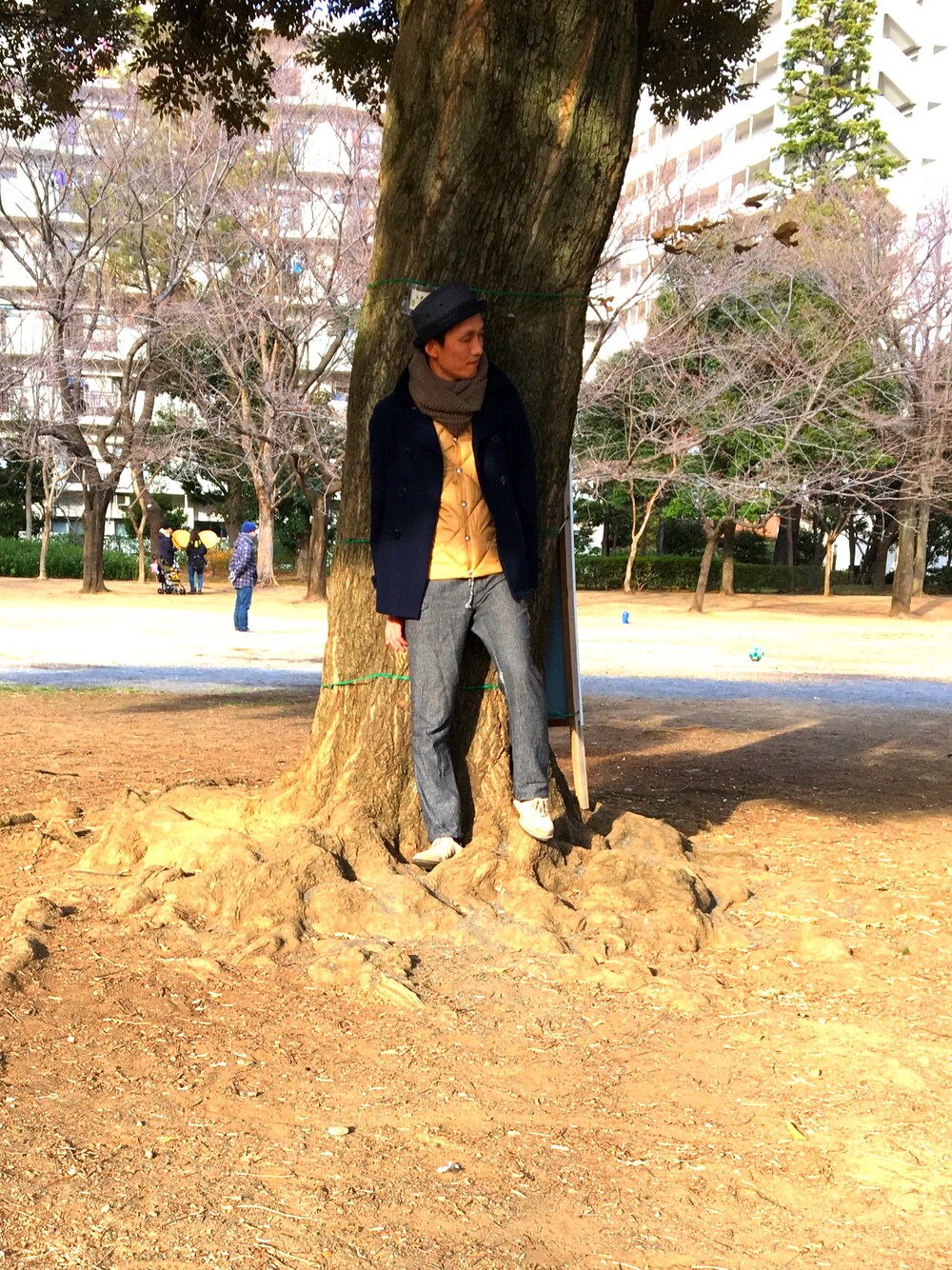「公園、大人コーデ、休日スタイル、お洒落さんとつながりたい、オトナカジュアル、ピーコート ネイビー、ダウンベスト、クラークス、スヌード、ハット」｜「FREAK'S STOREの3WAY PERTEX/PRIMALOFT ステンカラーコート（ステンカラーコート、ベージュ系）」を使った、いまいちさん（メンズ・175cm）の冬コーディネートの1枚目の写真