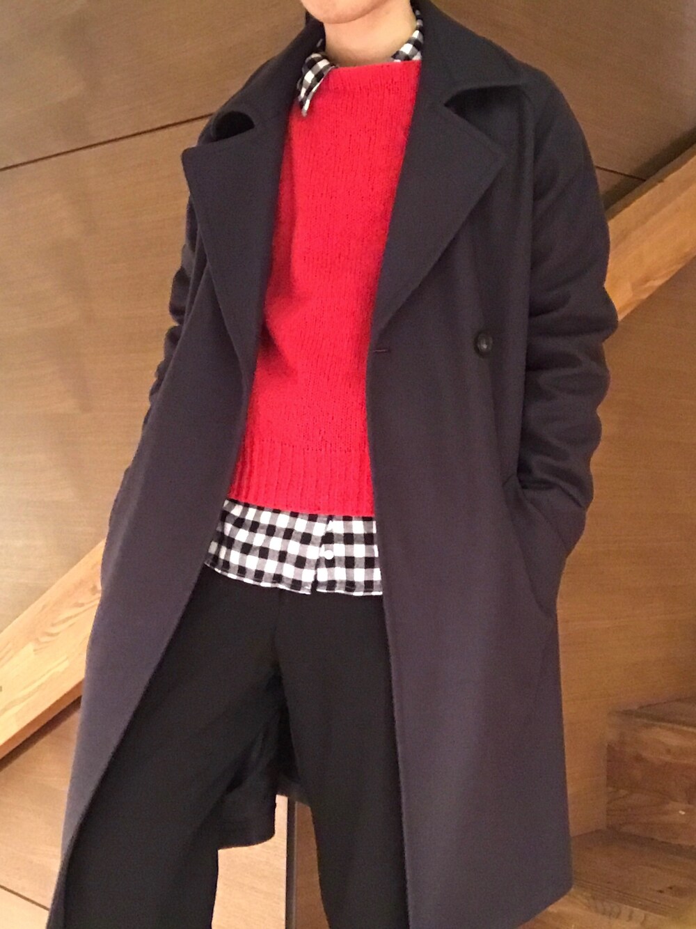 「秋コーデ、オトナカジュアル、休日スタイル、ビックシルエット、レイヤードスタイル、PRADA、A.P.C.、トレンチコート、フレンチカジュアル」｜「PRADAのアイテム（ニット/セーター、レッド系）」を使った、NORIさん（メンズ・169cm）の秋コーディネートの1枚目の写真