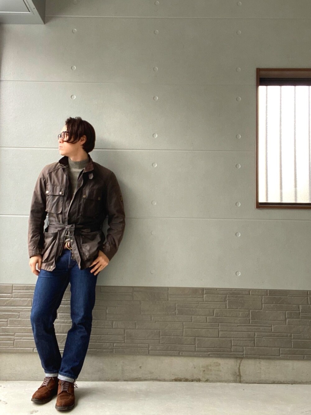 ブラウン系のその他アウター、ブルー系のデニムパンツ、ブラウン系のブーツを着用したメンズの秋コーディネートの1枚目の写真