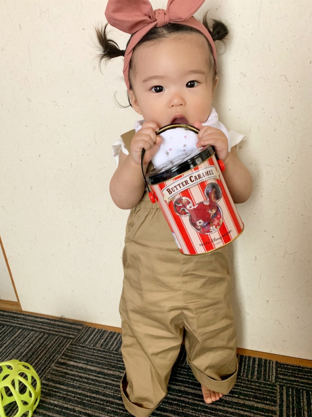 「休日コーデ、女の子、赤ちゃんコーデ、赤ちゃんとお出かけ、赤ちゃん服、ベビーコーデ、ベビーファッション、9ヶ月、80cm、ベビー服」｜「petit mainのアイテム（サロペット/オーバーオール、ゴールド系）」を使った、n&sさん（キッズ・70cm）の春コーディネートの1枚目の写真