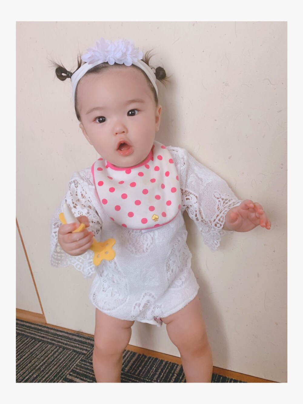 「ホワイトコーデ、ベビたんコーデ、赤ちゃんコーデ、もうすぐ1歳、女の子コーデ、女の子ベビー、女の子ママ、女の子らしく」｜「kate spade new yorkのアイテム（スタイ/よだれかけ、ホワイト系）」を使った、n&sさん（キッズ・61cm）の夏コーディネートの1枚目の写真