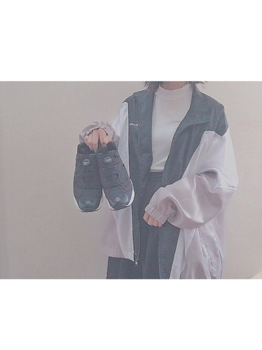 その他のブルゾン、ホワイト系のトップス、ブラック系のスニーカーを着用したレディースの秋コーディネートの1枚目の写真