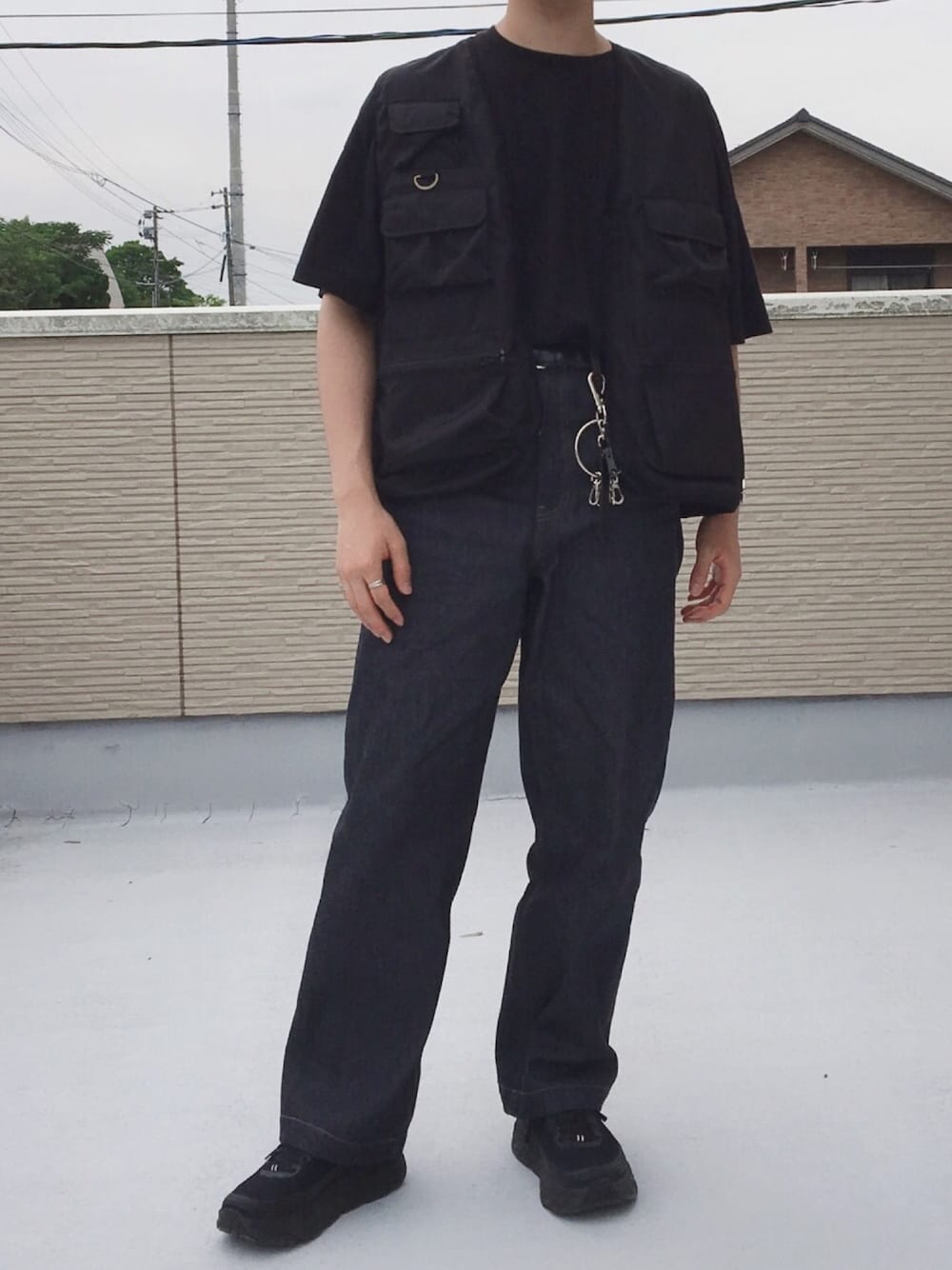 「夏コーデ、おしゃれさんと繋がりたい、フィッシングベスト、HOKAONEONE、order、FUJIROCKEEN、keen」｜「HAREのライズドカットソー(HARE)（Tシャツ/カットソー、ブラック系）」を使った、キーパーさん（メンズ・173cm）の夏コーディネートの1枚目の写真