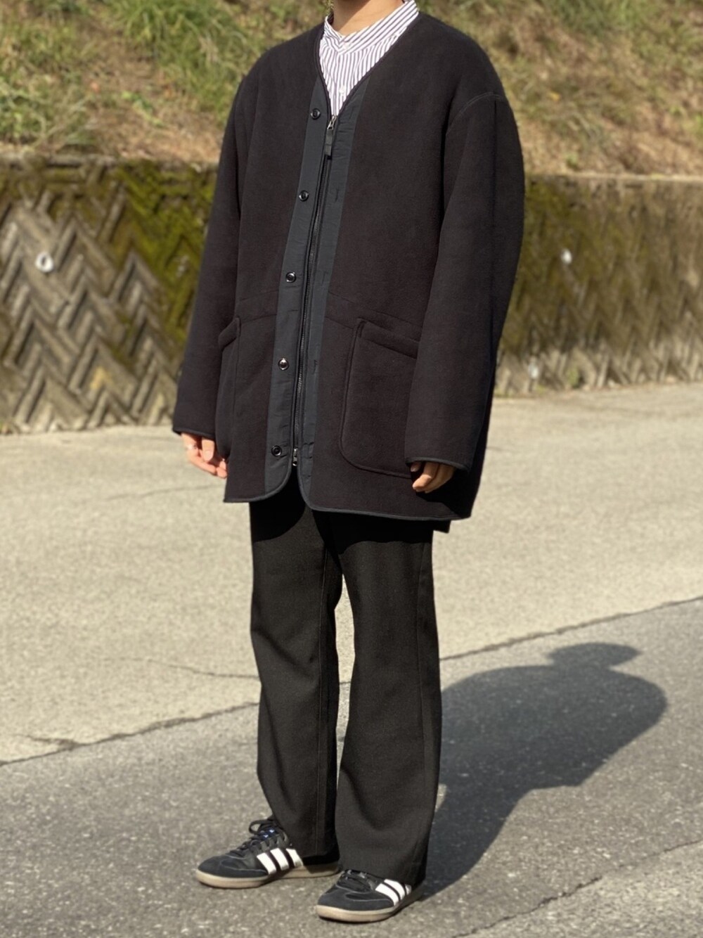 「年末WEAR感謝祭、UNIQLO、kutir、冬のコーデ、ビッグシルエット、黒」｜「kutirのバンドカラーシャツ ビッグシルエット（シャツ/ブラウス、ブルー系）」を使った、キーパーさん（メンズ・173cm）の冬コーディネートの1枚目の写真