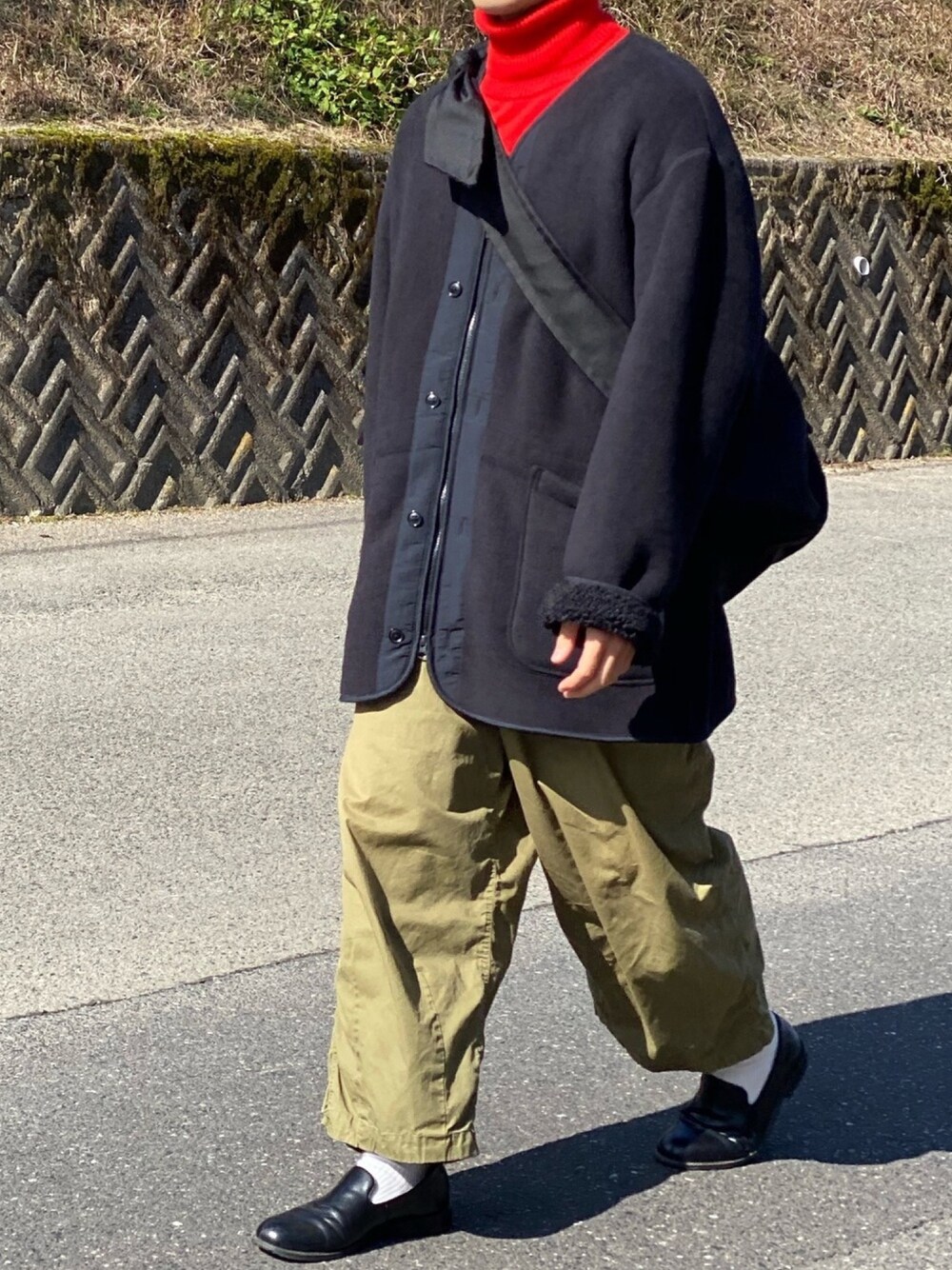 「今日のコーデ、UNIQLO U、UNIQLO、カーキ、スリッポン、RAF SIMONS」｜「UNIQLOのメリノブレンドタートルネックセーター（長袖）（ニット/セーター、レッド系）」を使った、キーパーさん（メンズ・173cm）の冬コーディネートの1枚目の写真