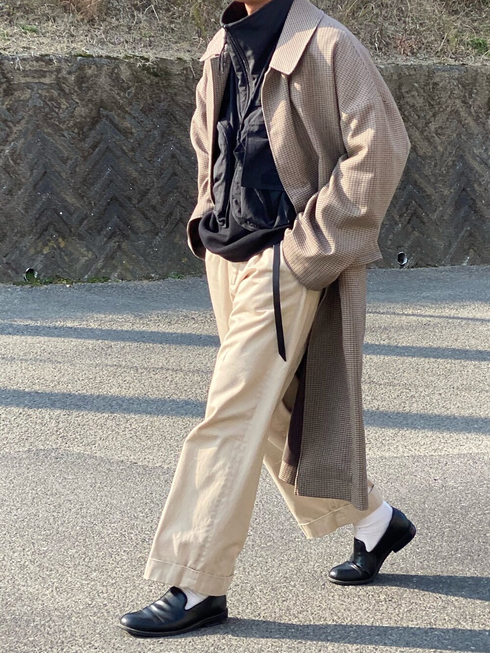 「休日コーデ、ビッグシルエット、yoke、stein、コート、ガンクラブチェック、白パンツ、HARE」｜「YOKEのアイテム（ステンカラーコート、ベージュ系）」を使った、キーパーさん（メンズ・173cm）の冬コーディネートの1枚目の写真