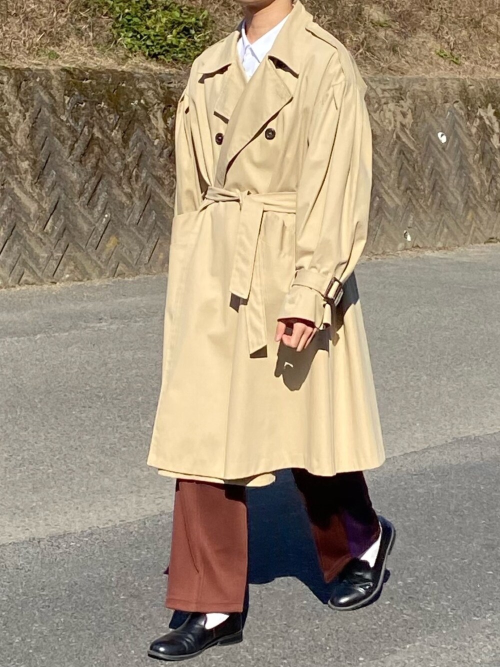 「ブラウン色に染まれ、NEEDLES、トレンチコート、白シャツ、HARE」｜「THOMAS MASONのトーマスメイソンオーバーシャツ（シャツ/ブラウス、ホワイト系）」を使った、キーパーさん（メンズ・173cm）の冬コーディネートの1枚目の写真