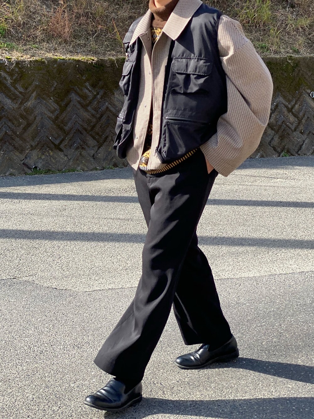 「ブラウン色に染まれ、今日のコーデ、yoke、stein、フィッシングベスト、UNIQLO」｜「UNIQLOのプレミアムラムタートルネックセーター（長袖）（ニット/セーター、ブラウン系）」を使った、キーパーさん（メンズ・173cm）の冬コーディネートの1枚目の写真