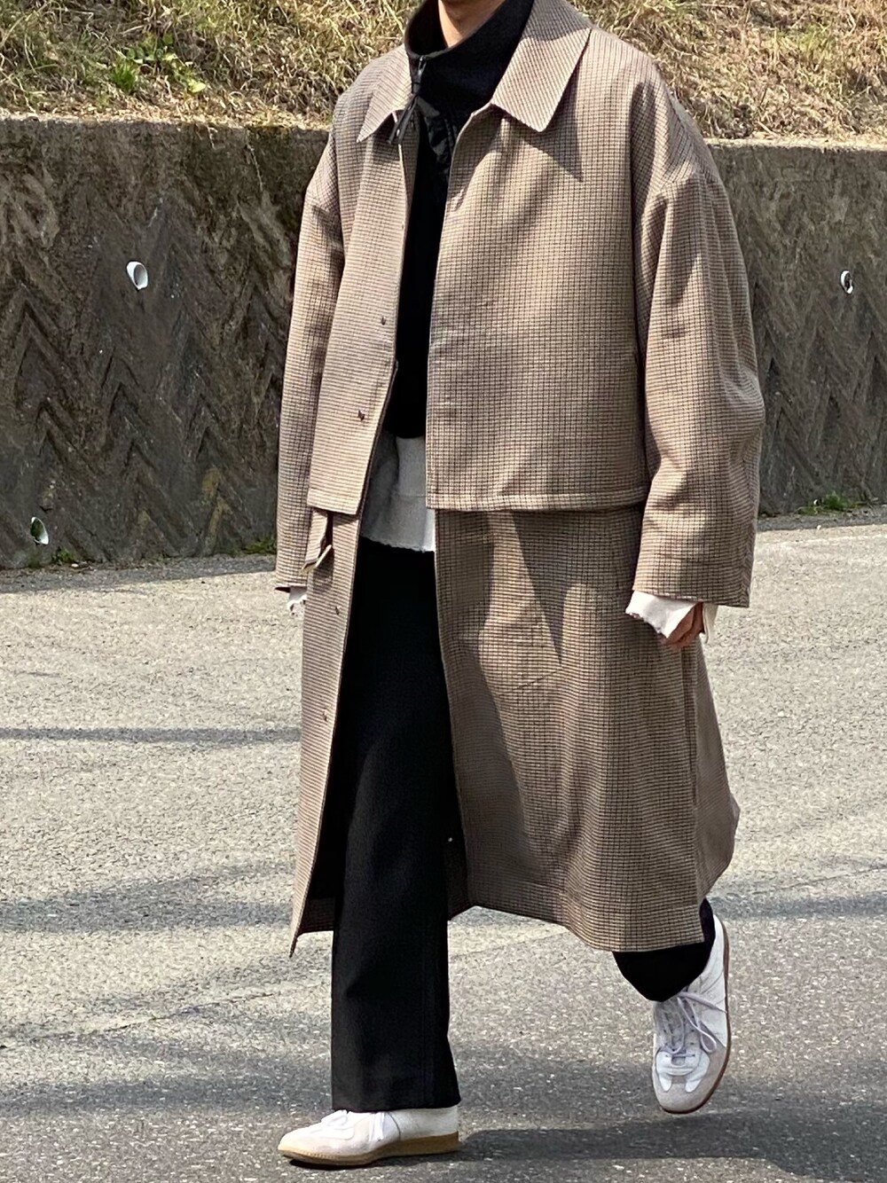 「コート、yoke、stein、GERMAN TRAINER、ootd、今日のコーデ」｜「steinのアイテム（スウェット、ホワイト系）」を使った、キーパーさん（メンズ・173cm）の春コーディネートの1枚目の写真