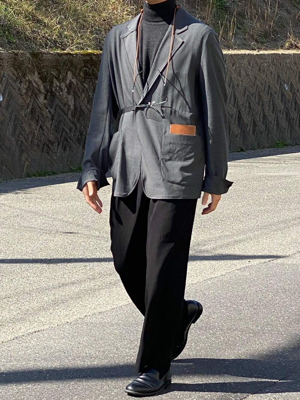「今日のコーデ、モノトーン、sunsea、Hender Scheme、HARE、ジャケットスタイル」｜「UNIQLOのプレミアムラムタートルネックセーター（長袖）（ニット/セーター、ブラック系）」を使った、キーパーさん（メンズ・173cm）の春コーディネートの1枚目の写真