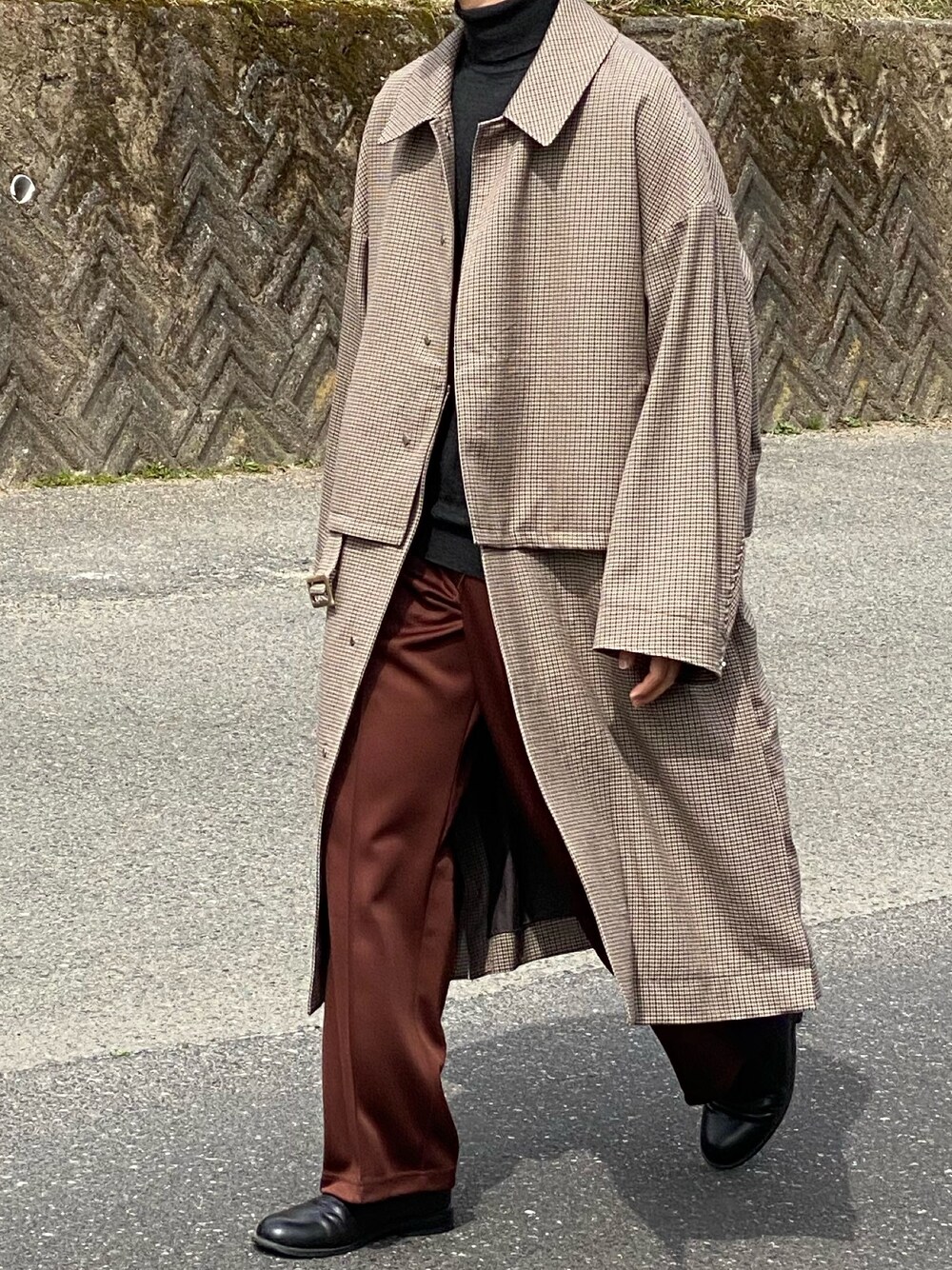 「yoke、NEEDLES、ブラウン色に染まれ、コート、UNIQLO、チェック」｜「UNIQLOのプレミアムラムタートルネックセーター（長袖）（ニット/セーター、ブラック系）」を使った、キーパーさん（メンズ・173cm）の春コーディネートの1枚目の写真