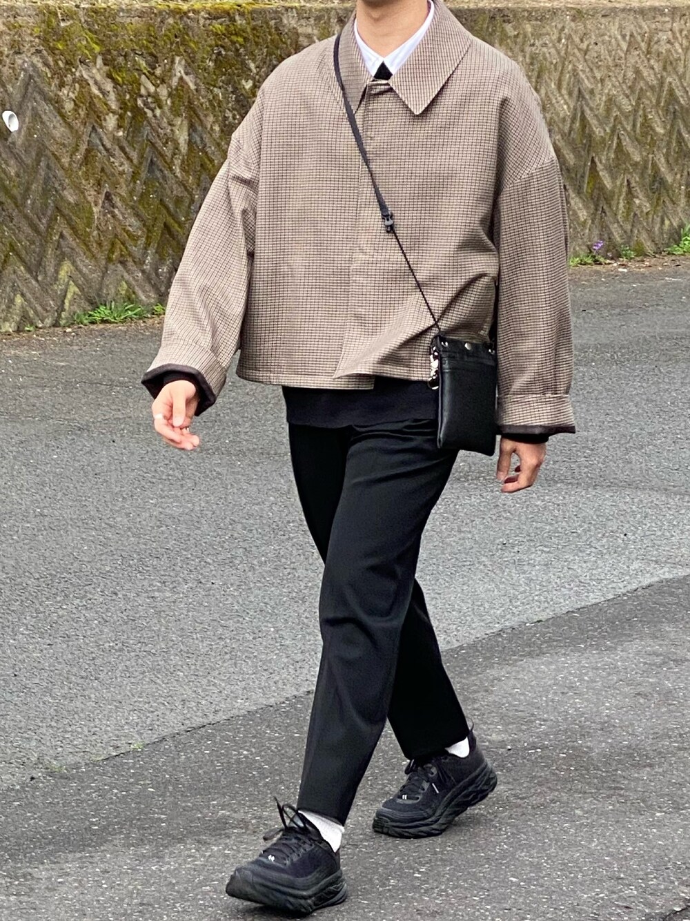 「yoke、stein、HOKAONEONE、白シャツ、スラックス、今日のコーデ、ootd」｜「THOMAS MASONのトーマスメイソンオーバーシャツ（シャツ/ブラウス、ホワイト系）」を使った、キーパーさん（メンズ・173cm）の春コーディネートの1枚目の写真