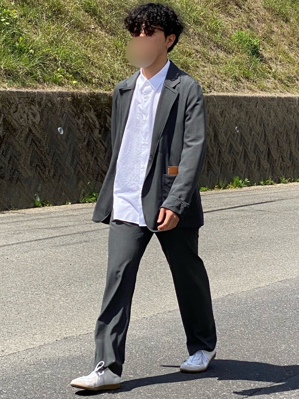 「セットアップ、sunsea、白シャツ、adsr、サングラス、グレー」｜「SUNSEAのアイテム（パンツ、グレー系）」を使った、キーパーさん（メンズ・173cm）の春コーディネートの1枚目の写真