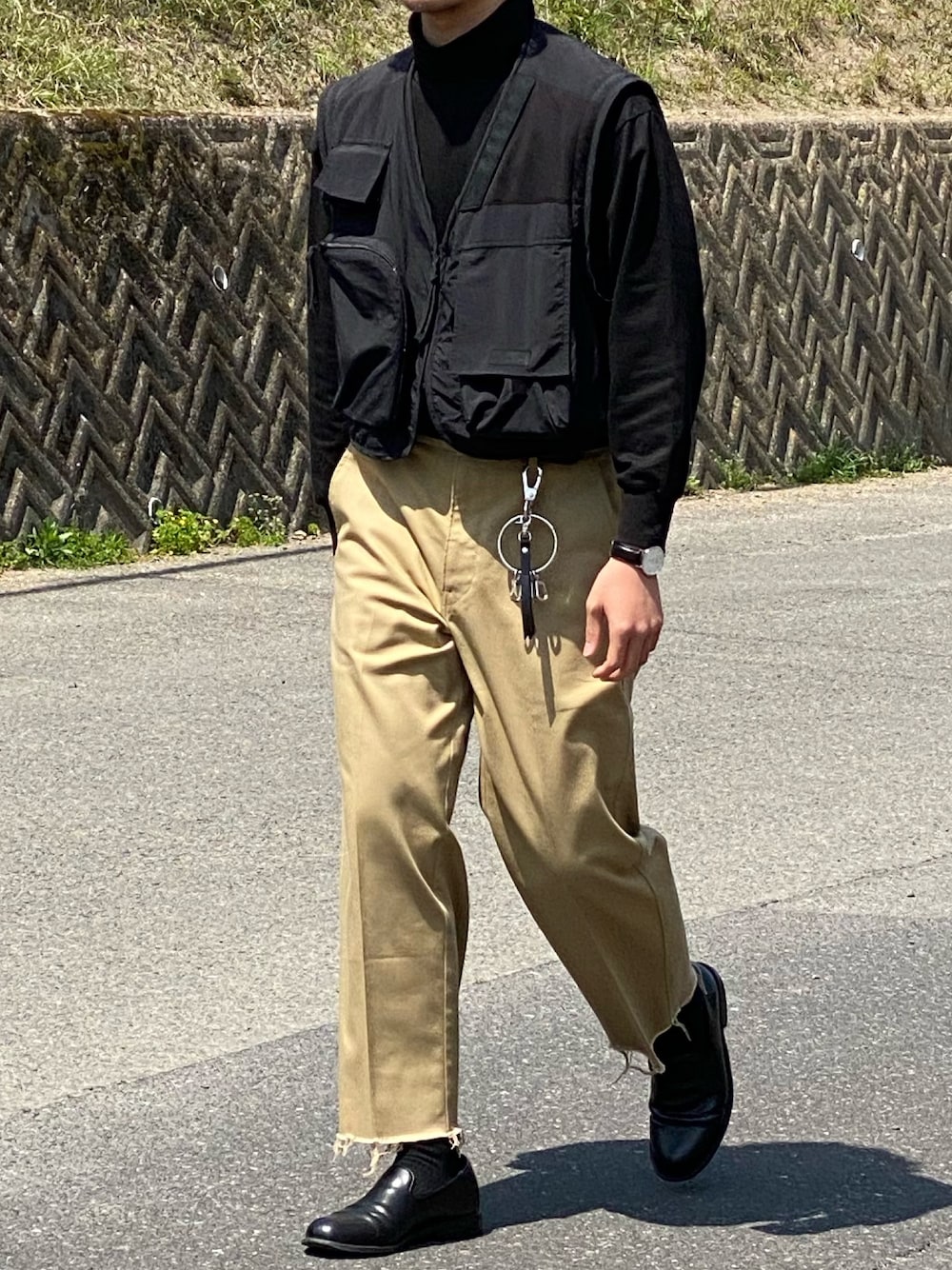 「シンプル、stein、フィッシングベスト、UNIQLO、HARE、今日のコーデ」｜「UNIQLOのタートルネックT（長袖）（Tシャツ/カットソー、ブラック系）」を使った、キーパーさん（メンズ・173cm）の春コーディネートの1枚目の写真