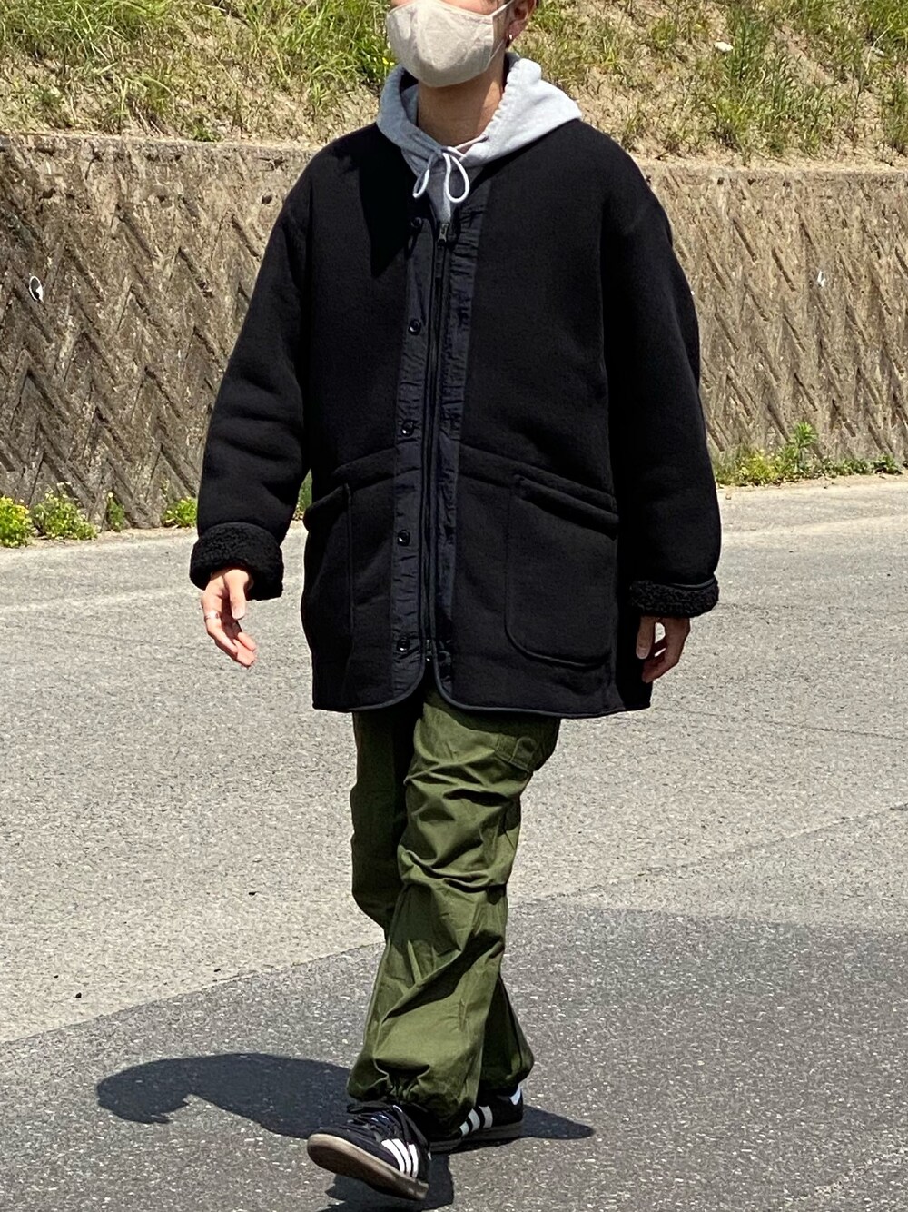 「UNIQLO、M65、パーカー、adidas、カーゴパンツ、今日のコーデ」｜「m65のアイテム（カーゴパンツ、グリーン系）」を使った、キーパーさん（メンズ・173cm）の春コーディネートの1枚目の写真