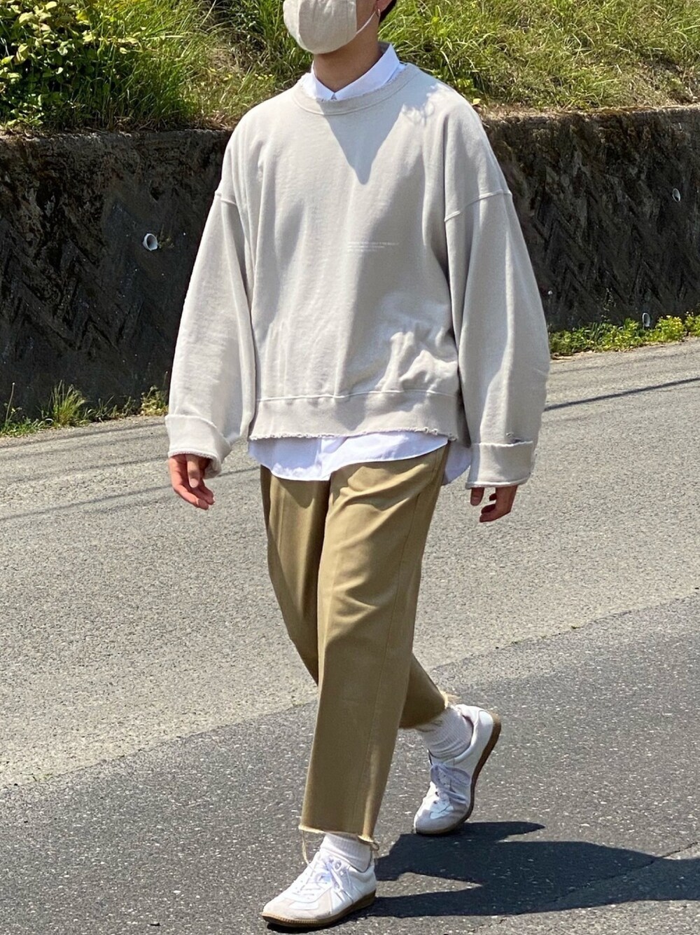 「シンプル、春コーデ、stein、スウェット、白シャツ、今日のコーデ、ootd、春夏コーデ」｜「steinのアイテム（スウェット、ホワイト系）」を使った、キーパーさん（メンズ・173cm）の春コーディネートの1枚目の写真