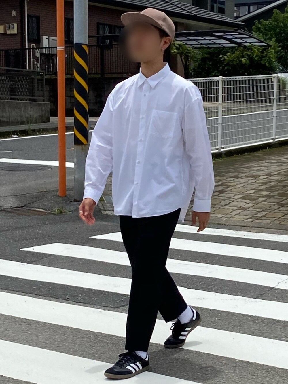 「白シャツ、stein、crepuscule、スラックス、ootd、夏、シンプル、シャツ好き集まれ」｜「crepusculeの【crepuscule】クレプスキュール B.B CAP（キャップ、ブラウン系）」を使った、キーパーさん（メンズ・173cm）の夏コーディネートの1枚目の写真
