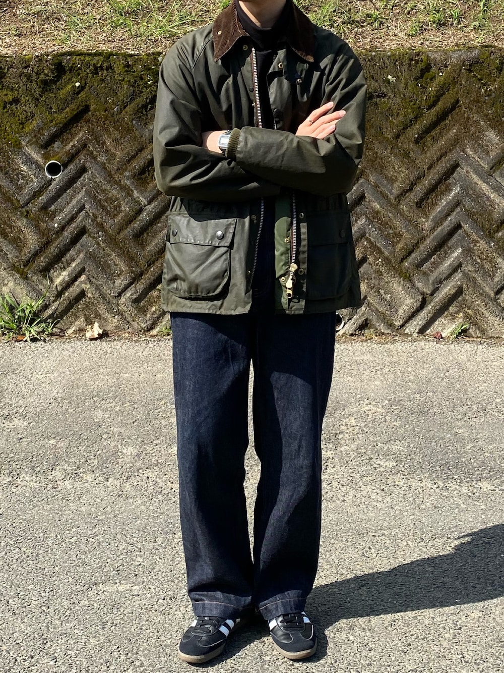 「秋冬コーデ、barbour、大人カジュアル、adidas、デニム、黒タートルネック、UNIQLO」｜「UNIQLOのタートルネックT（長袖）（Tシャツ/カットソー、ブラック系）」を使った、キーパーさん（メンズ・173cm）の秋コーディネートの1枚目の写真