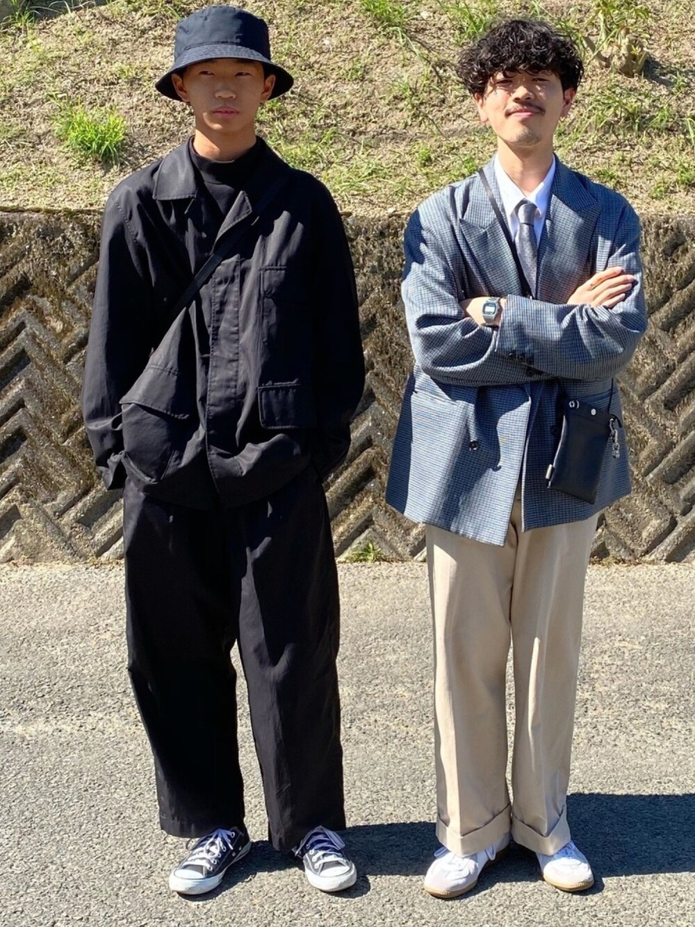 「シンプルコーデ、兄弟コーディネート、スニーカーコーデ、UNIQLO、yoke、ネクタイ、プチプラ、converse」｜「YOKEのアイテム（テーラードジャケット、グレー系）」を使った、キーパーさん（メンズ・173cm）の秋コーディネートの1枚目の写真