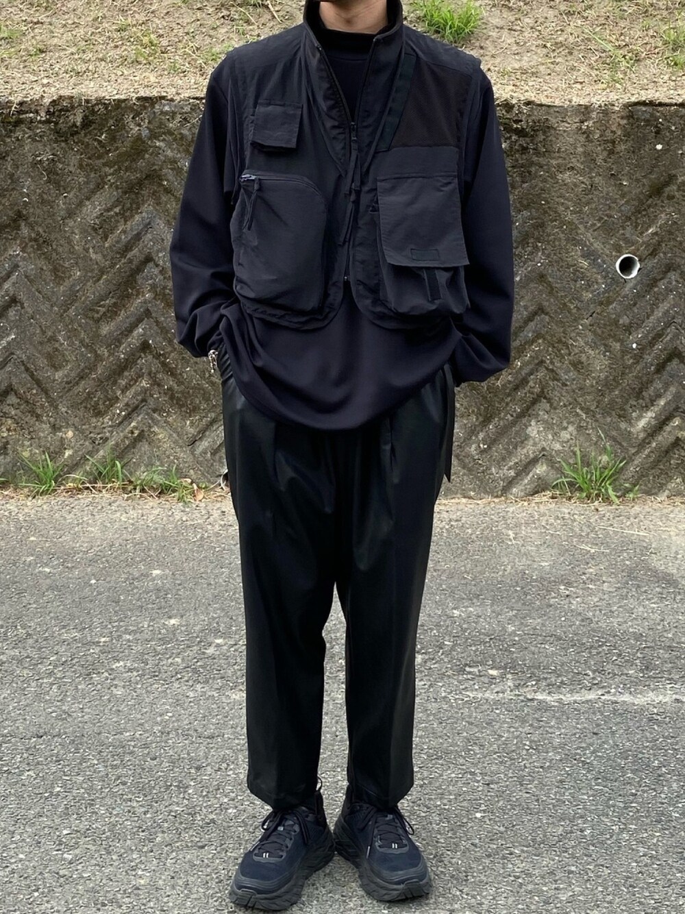 「シンプル、オールブラック、stein、黒、レザーパンツ、HOKAONEONE、ootd、レザーLOVEスナップ」｜「steinのアイテム（トップス、ブラック系）」を使った、キーパーさん（メンズ・173cm）の秋コーディネートの1枚目の写真