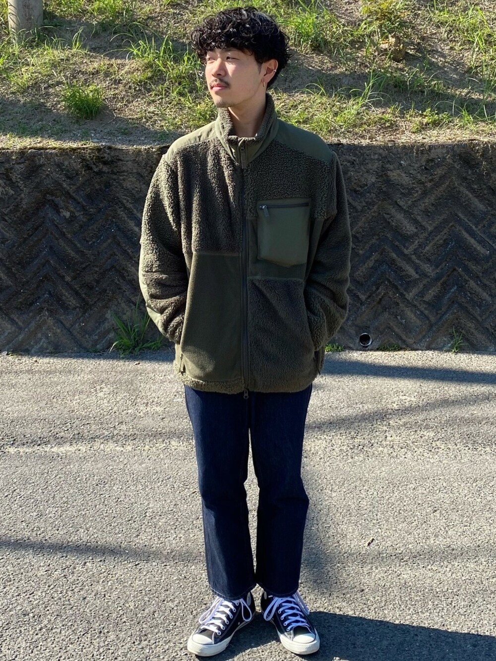 「UNIQLO U、UNIQLO、フリース、デニム、converse、今日のコーデ、冬コーデ」｜「UNIQLOのフリースコンビネーションジャケット（その他アウター、グリーン系）」を使った、キーパーさん（メンズ・173cm）の秋コーディネートの1枚目の写真