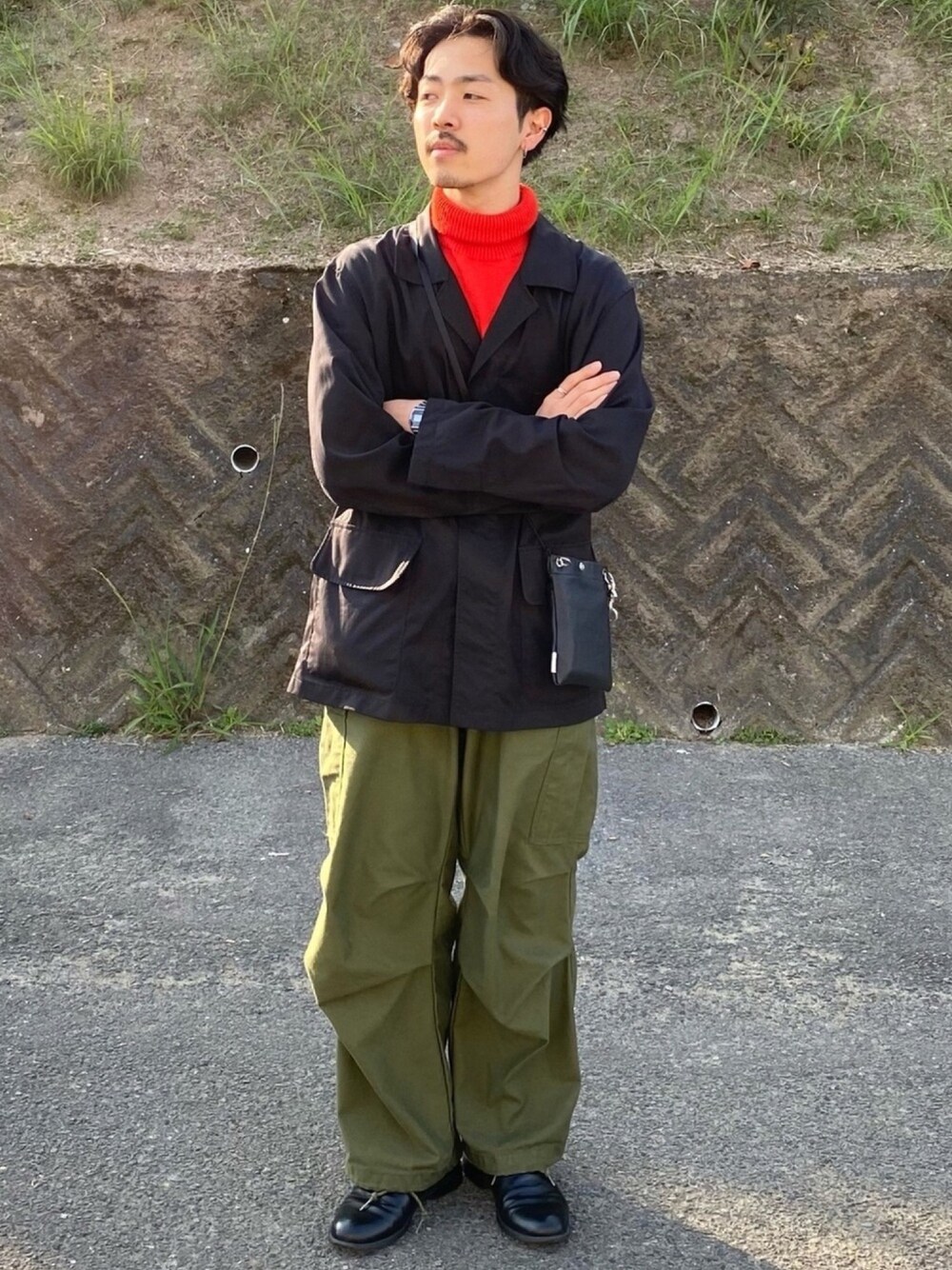 「プチプラ、HARE、UNIQLO、UNIQLO U、軍パン、赤ニット、年末WEAR感謝祭、クリスマス」｜「UNIQLOのハンティングジャケット（ブルゾン、ブラック系）」を使った、キーパーさん（メンズ・173cm）の秋コーディネートの1枚目の写真