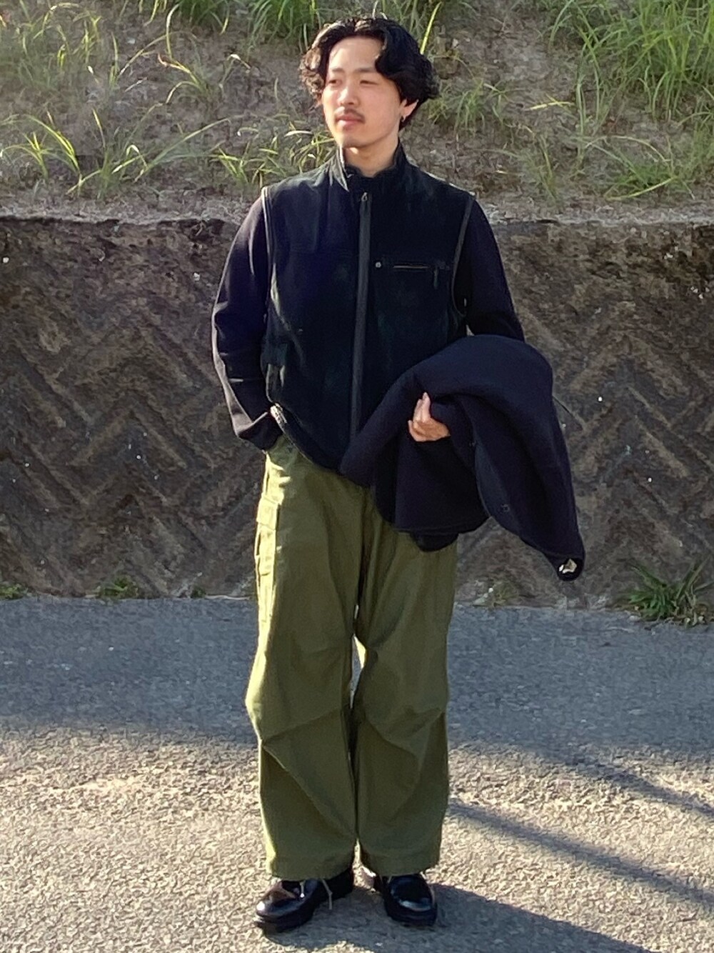 「冬、フリース、UNIQLO、大人コーデ、シンプルコーデ、ニット、革靴」｜「usedのアイテム（ベスト、ブラック系）」を使った、キーパーさん（メンズ・173cm）の冬コーディネートの1枚目の写真