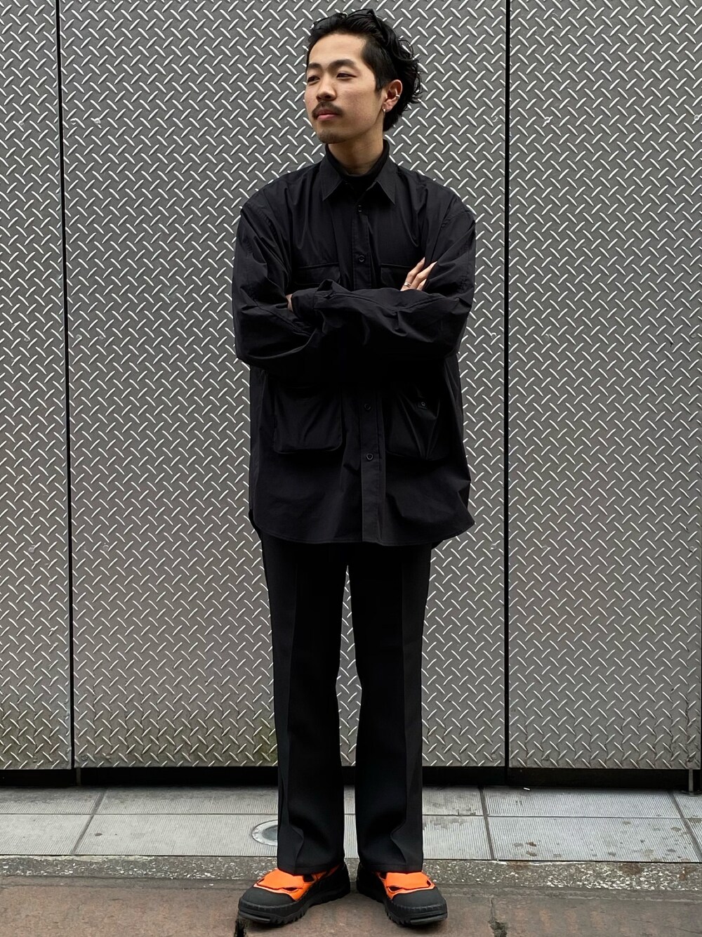「カジュアルコーデ、ブラックコーデ、休日スタイル、サングラス、スニーカーコーデ、ブラック、冬コーデ」｜「daiwapier39のアイテム（シャツ/ブラウス、ブラック系）」を使った、キーパーさん（メンズ・173cm）の冬コーディネートの1枚目の写真